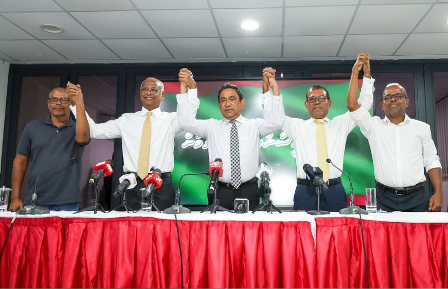 ނޫސްވެރިންގެ އަތުގަ ހިފުމާއި ކަރުގަ ހިފުމުގެ ތަރީހު